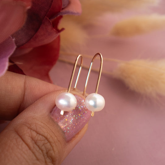 Minimal Pearl Drop Earrings